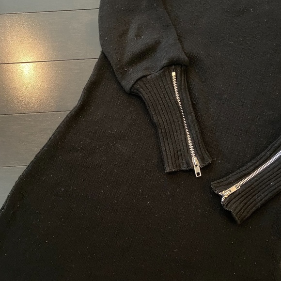 Boohoo Asymmetrical Hem Sweater with Sleeve Zipper Detail - Picture 5 of 6